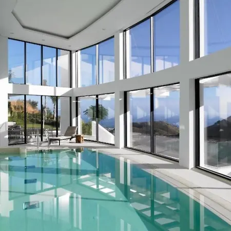 Luxury With Jacuzzi מארבלה